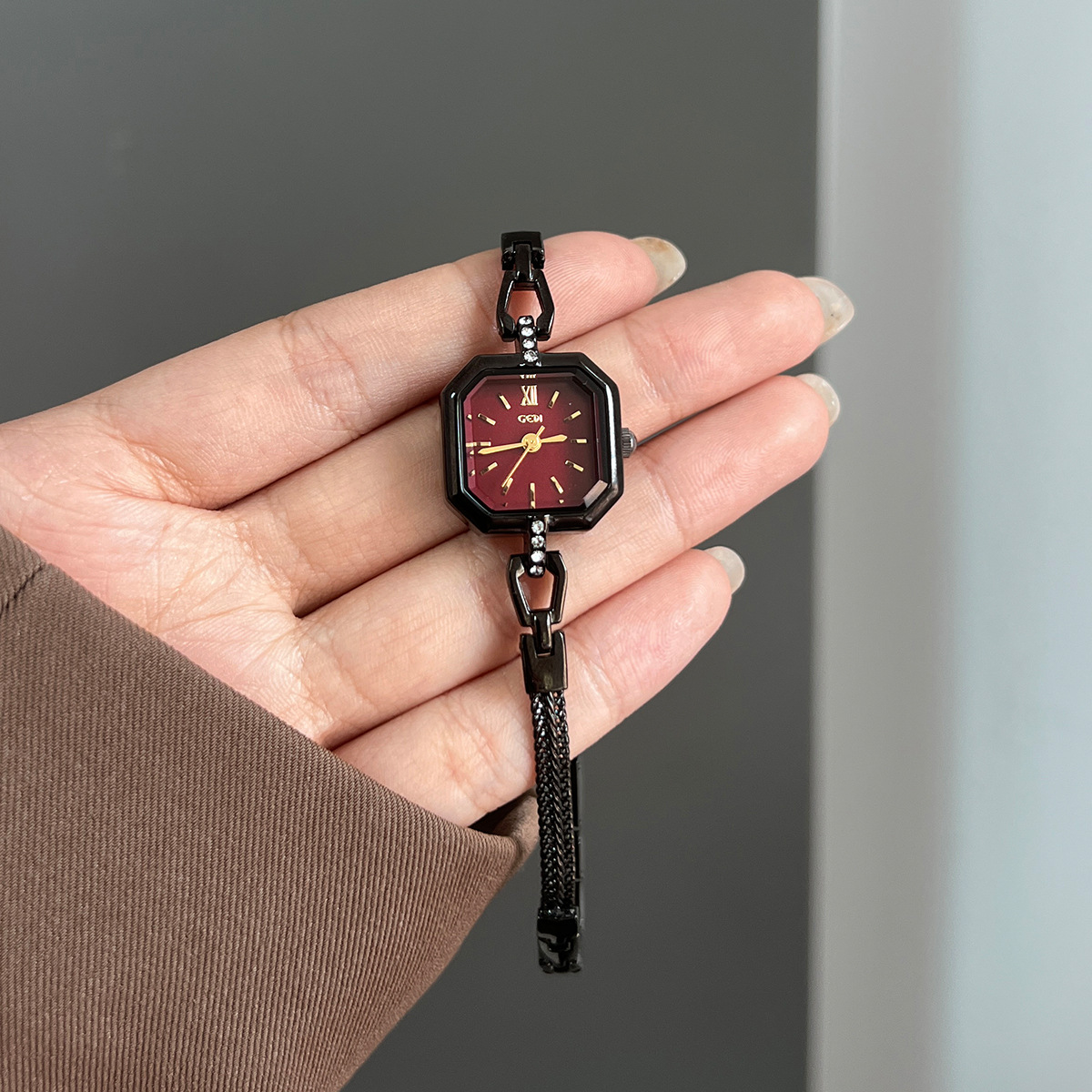 Vierkant modieus, exquisit, ho - Luxury Watch Value recensie en prijs