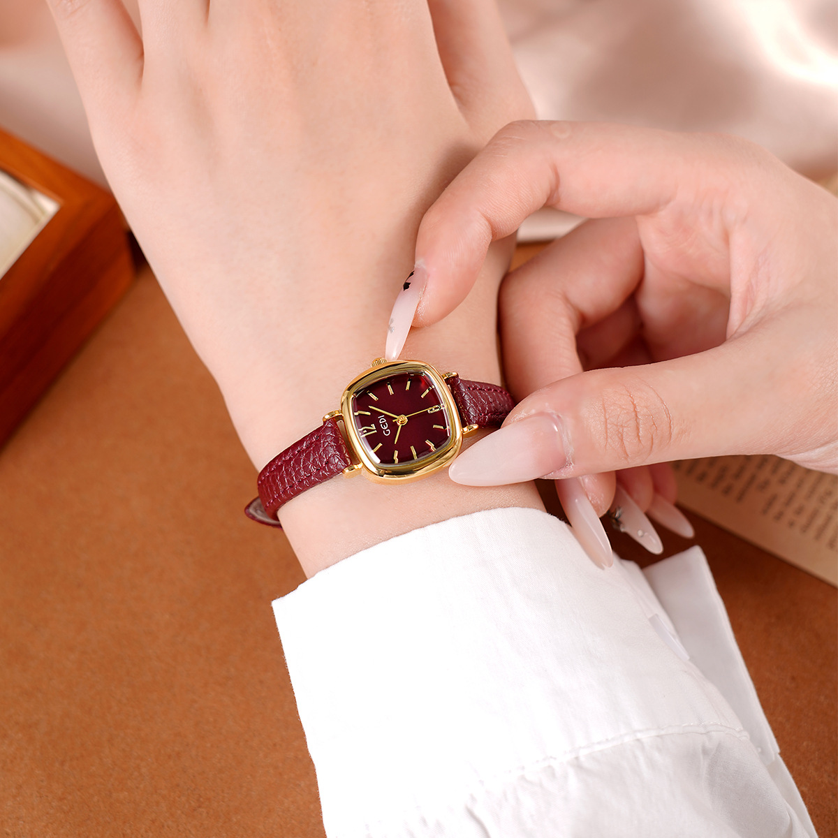 UTHAI 61018 CQ490 Eenvoud, hog - Luxury Watch Value recensie en prijs